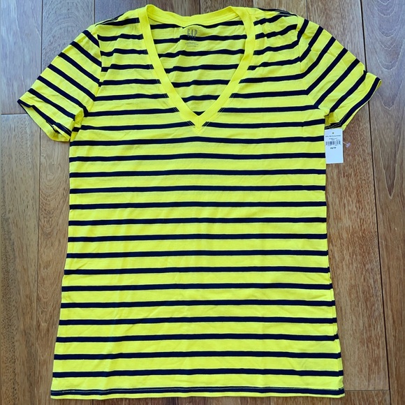 CUTE GAP TEE ~ LADIES XS WITH TAG - Picture 1 of 4